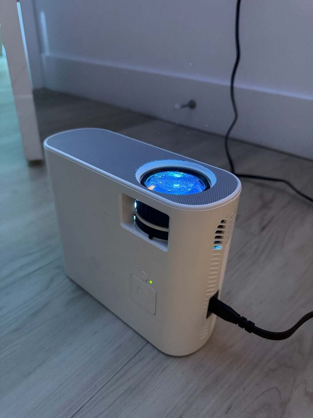 Shenzhen Qili C10 Portable LED Mini Projector 1080P Support - Picture 1 of 7
